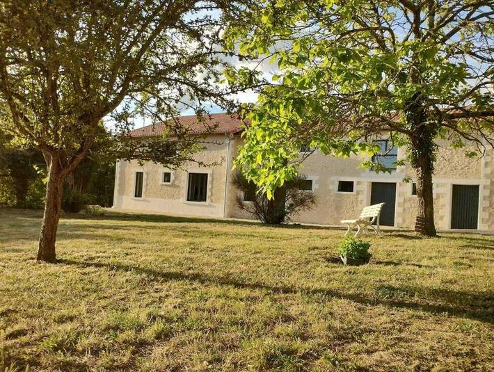 Location de vacances pour 15 personnes, avec jardin à Lhommaizé