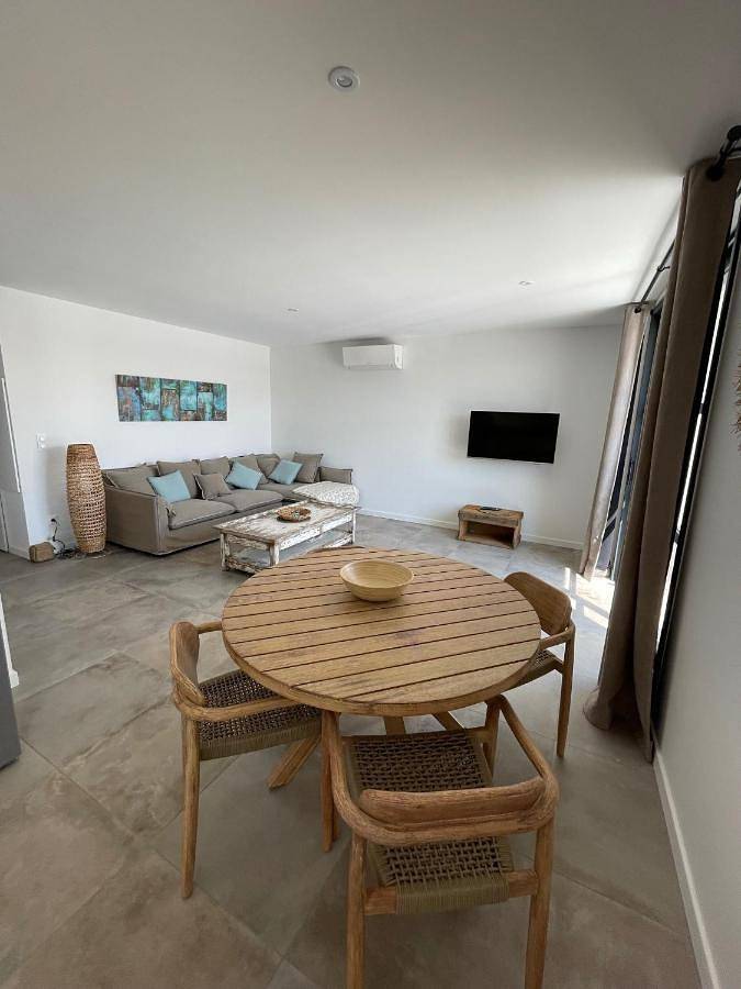 Gîte pour 4 personnes, avec vue ainsi que vue sur le lac et terrasse dans Port De Marseillan - 4