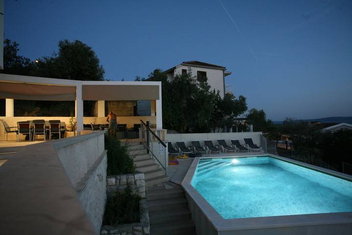 Villa pour 8 personnes, avec jardin et piscine, animaux acceptés à Okrug Gornji - 3