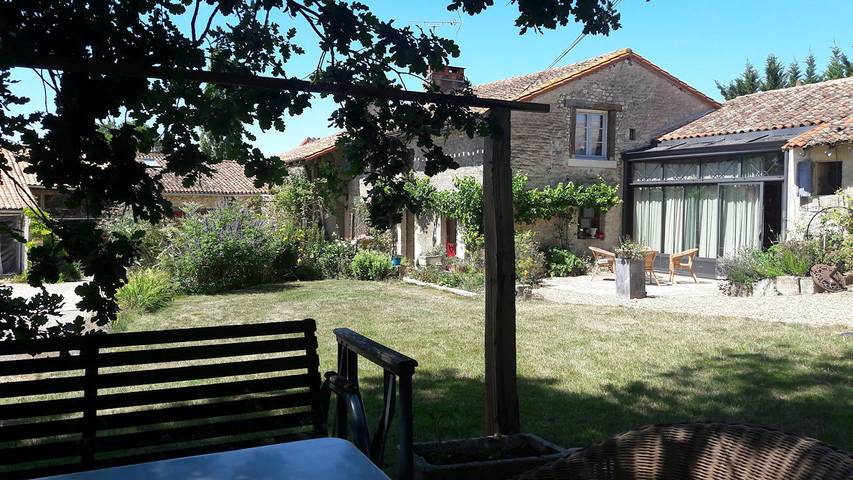Gîte pour 15 personnes, avec piscine ainsi que jardin et balcon à Saint-Maurice-la-Clouère