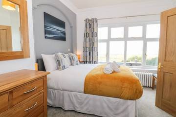 Holiday Home for 14 People in Aberdovey, Cardigan Bay, Photo 1
