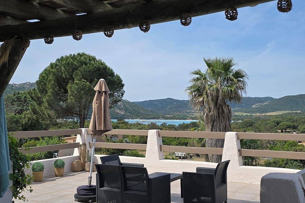 Santa Giulia mini Villa superb sea-view terrace, 400 m from beach. in Santa Giulia, Porto-Vecchio