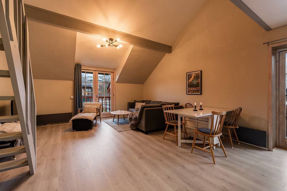 Ganze Wohnung, Alpine Apartment with Parking and Balcony in Hol