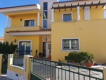 Maison d’hôte pour 3 personnes, avec balcon ainsi que vue et jardin à Nazaré