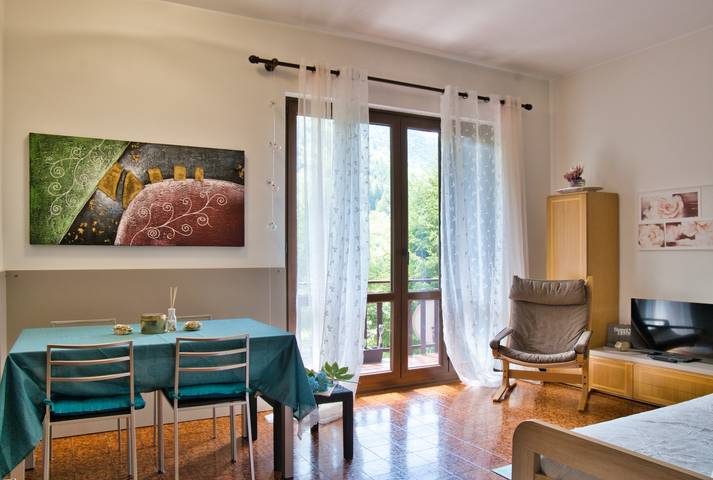 Baita per 4 persone, con Balcone e Panorama in La Valsàssina
