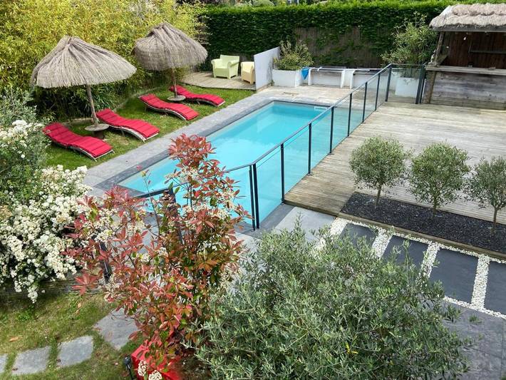 Location de vacances pour 6 personnes, avec vue ainsi que jardin et piscine à Saint-Jean-des-Mauvrets