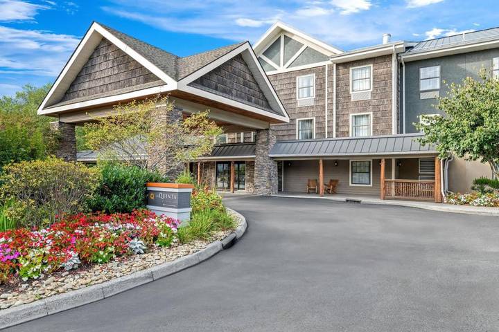 Pousadas para 4 pessoas, com piscina e terraço, com animais de estimação em Carolina do Norte