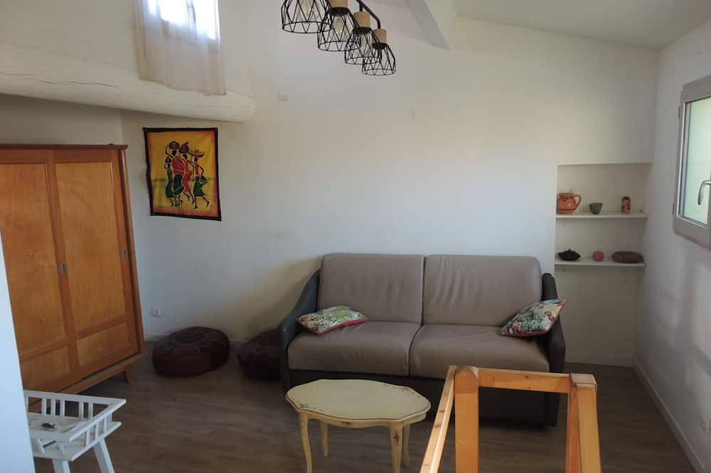 Entire apartment, Studio in Rustrel Fully equipped, self-contained living room. in Rustrel, Parc naturel régional du Luberon