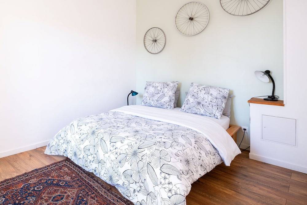Entire apartment, Chez ma petite Reine, 2-room apartment, city center, near train station in Pontoise, Val-d'Oise