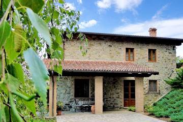 Gîte pour 5 personnes, avec terrasse ainsi que jacuzzi et jardin à Camporgiano