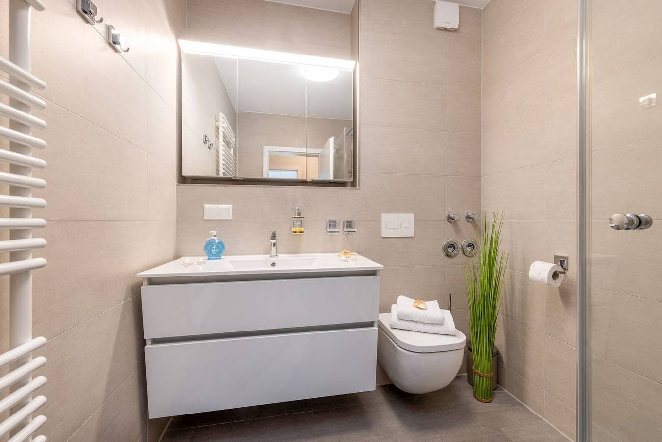 Ganze Wohnung, Komfortable Ferienwohnung mit überdachter Terrasse und Garten in Zingst in Ostseebad Zingst, Zingst