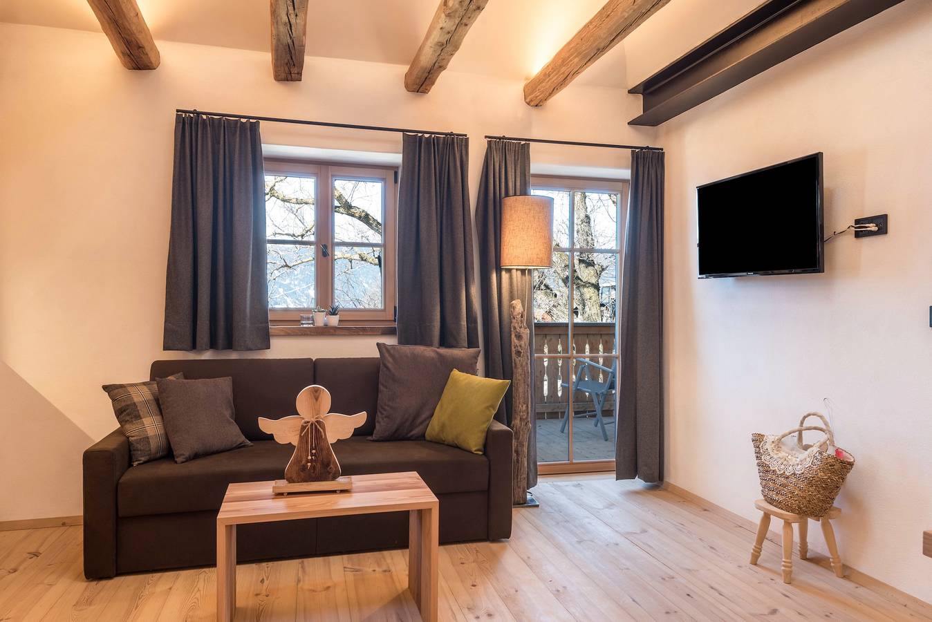 Appartamento intero, Appartamento di vacanza "Hatzeshof-Heustadel" con vista sulle montagne, Wi-Fi, balcone e giardino in Ceves - Tschöfas, Laion
