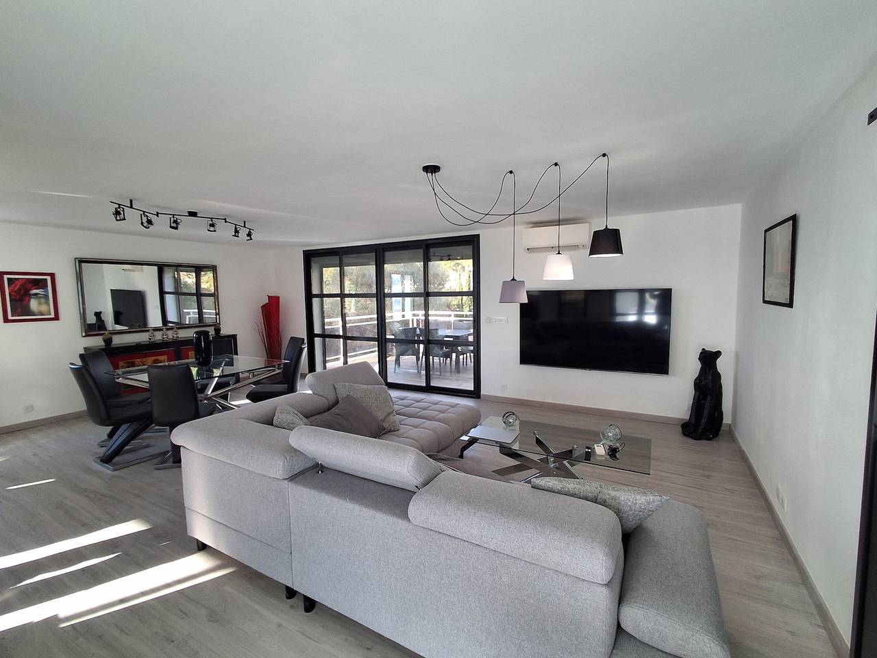 Appartement entier, Haut De Villa Vue Sainte Victoire avec vue montagne, terrasse partagée et Wi-Fi in Rousset, Région d'Aix-en-Provence