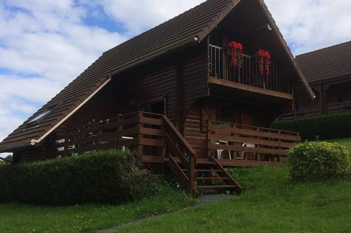 Chalet pour 5 personnes, avec balcon ainsi que jardin et piscine
