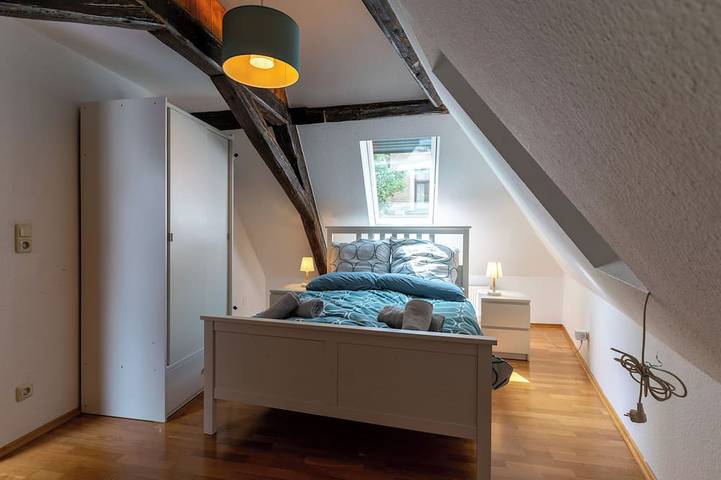 Ganze Wohnung, Stilvolle Dachwohnung am Schlosspark in Wiesbaden, Südhessen