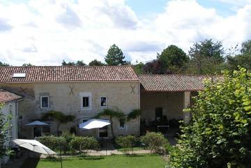 Gîte pour 5 personnes, avec jardin ainsi que terrasse et piscine, animaux acceptés à Dœuil-sur-le-Mignon