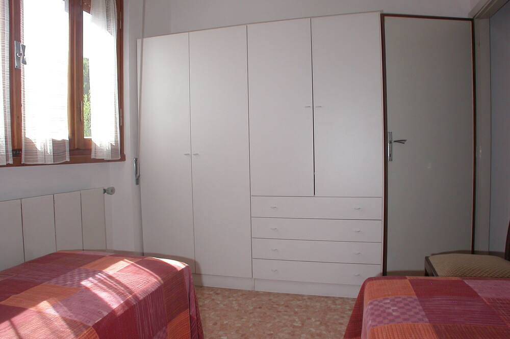 Casa con giardino  di circa 400 mq, wifi gratuito,aria condizionata a pagamento in Marina di Pietrasanta, Pietrasanta