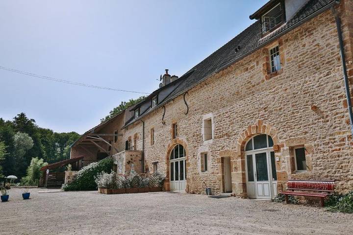 Location de vacances pour 14 personnes, avec Terrasse et Jardin ainsi que Piscine et Vue à Fontenay-près-Vézelay