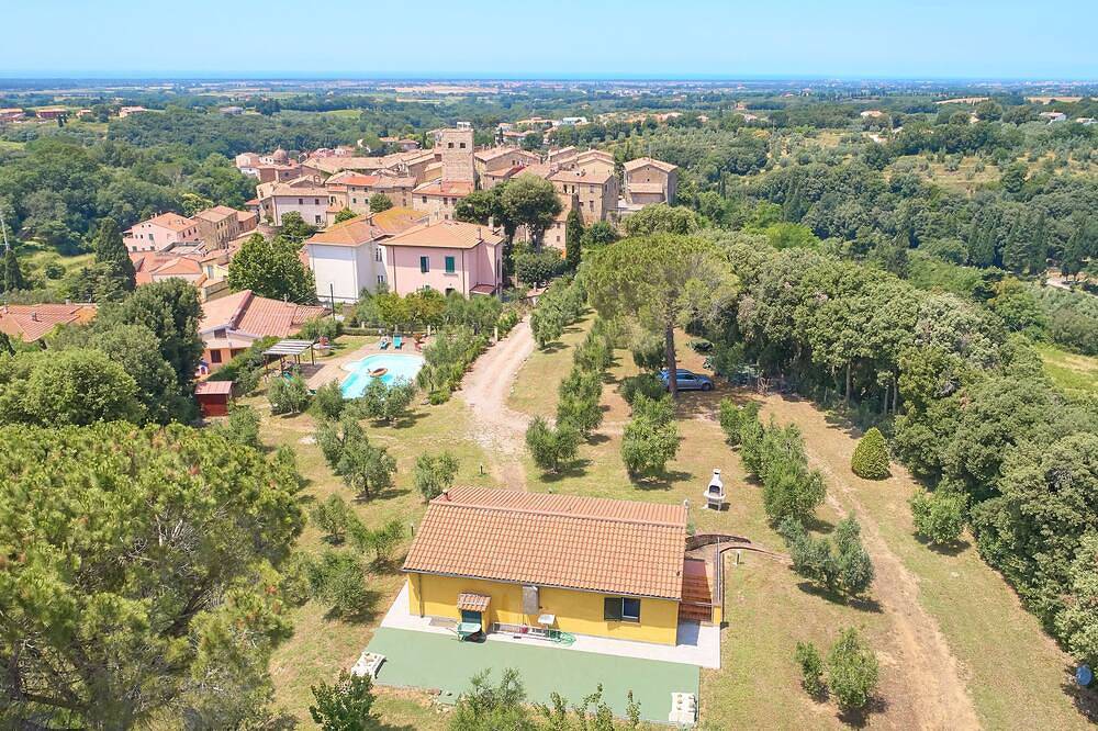 Haus mit Pool, typisch toskanisches Haus auf einem Hügel neben dem alten Dorf Bibbona in Bibbona, Etruskische Küste
