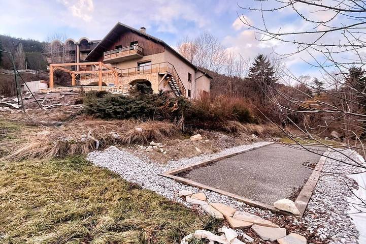 Gîte pour 15 personnes, avec jardin, animaux acceptés à Embrun