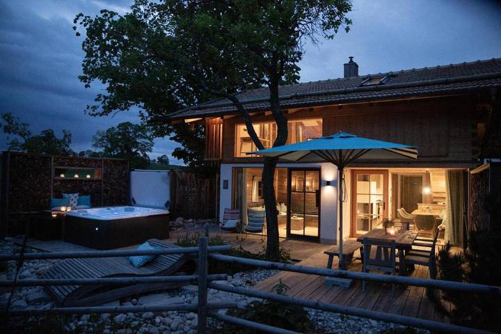 Ferienhaus für 5 Personen, mit Balkon und Whirlpool sowie Terrasse und Garten in Alpenland Tegernsee Schliersee