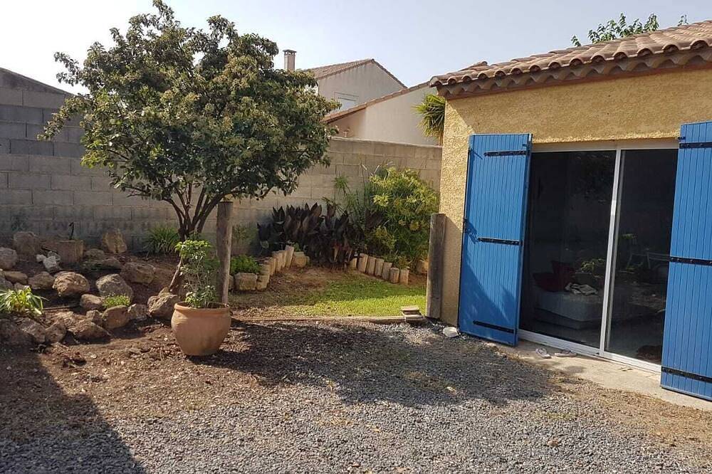 Entire apartment, Studio with garden and private parking in Nézignan-l'Évêque, Côte d'Améthyste