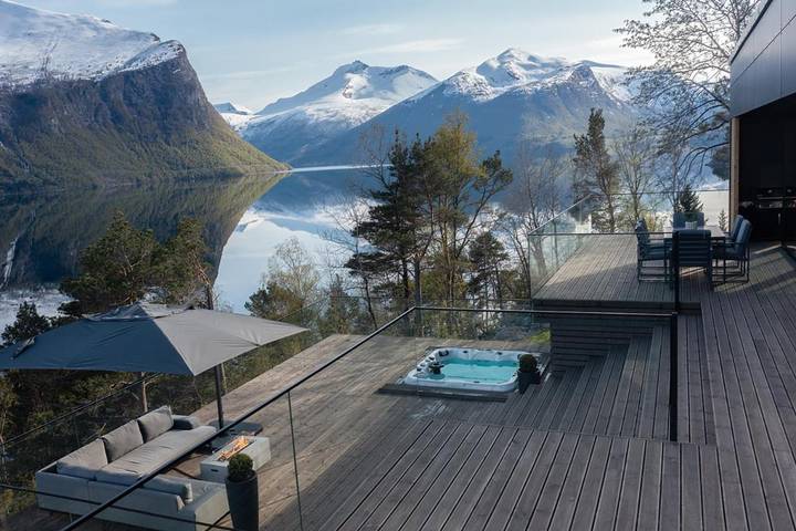 Villa für 8 Personen, mit Balkon und Whirlpool sowie Terrasse und Garten in Norwegen
