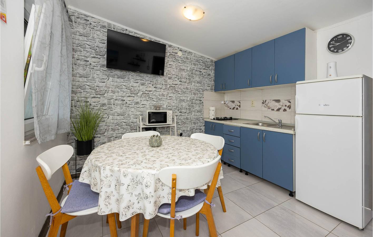 Gemütliche Wohnung mit Terrasse, WLAN und Parkplatz, 1,5 km vom Strand entfernt in Jesenice, Split-Dalmatien