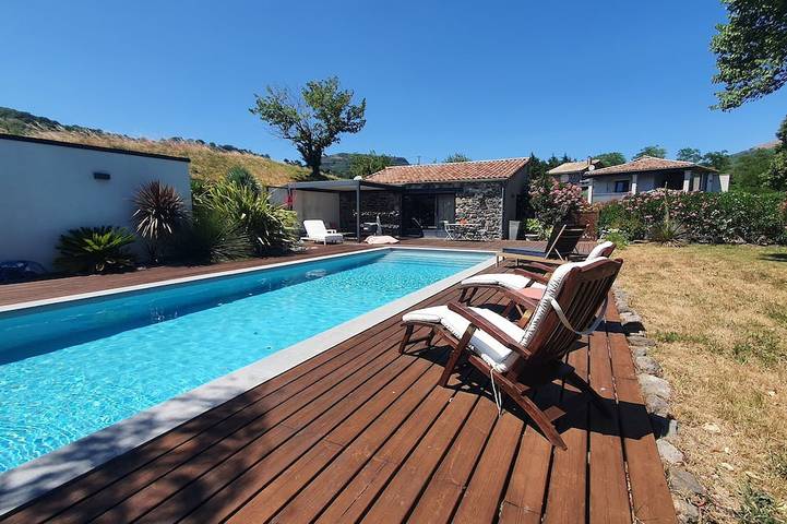 Gîte pour 2 personnes, avec terrasse ainsi que piscine et jardin à Saint-Vincent-de-Barrès