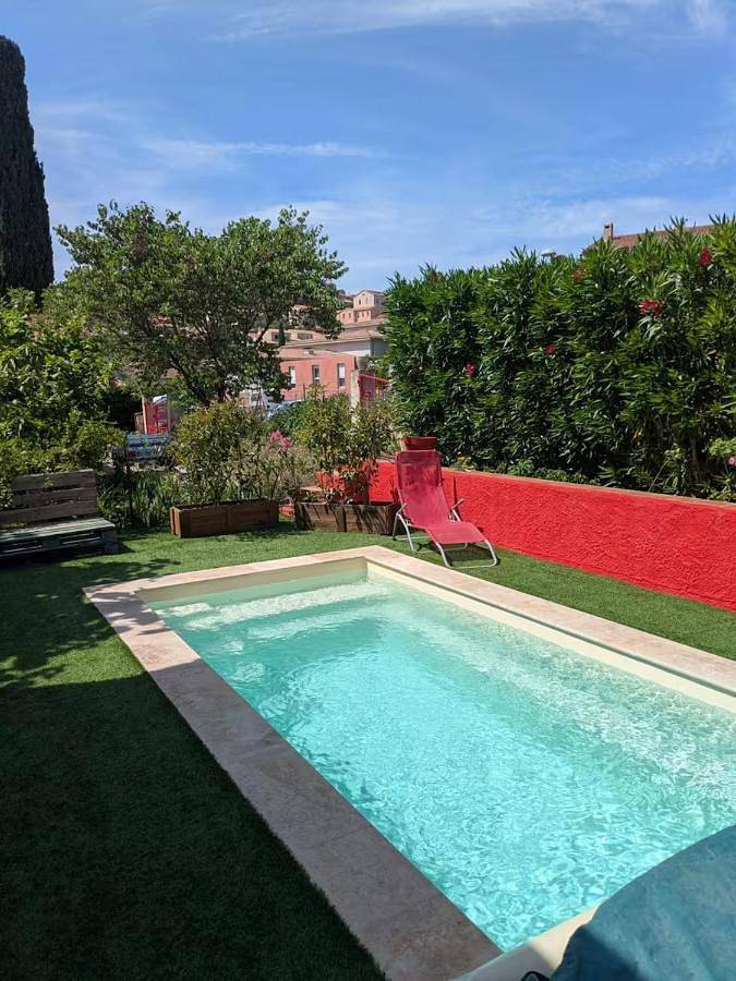 Location de vacances pour 4 personnes, avec terrasse ainsi que vue et piscine dans Office De Tourisme De Pierrefeu Du Var