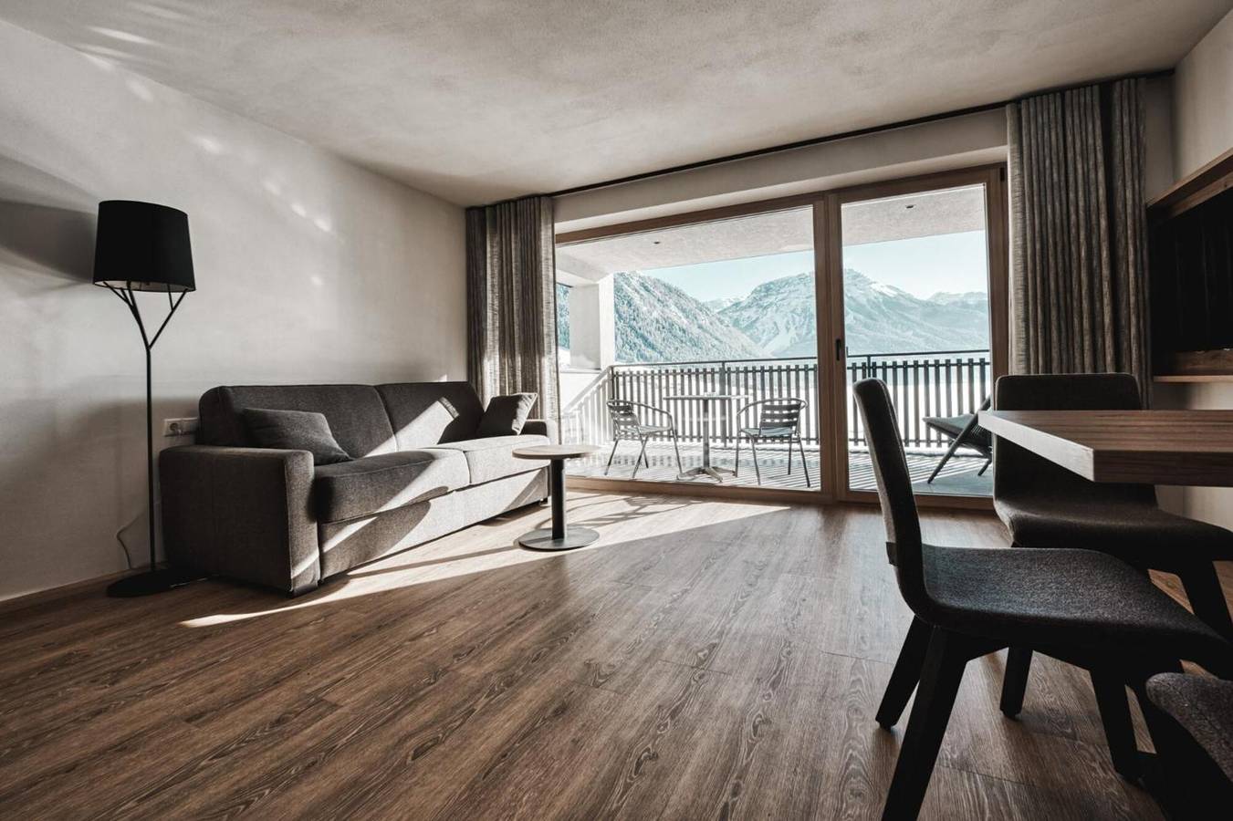 Ganze Wohnung, Residence Froy Wohnung 1 – Seeblick, Whirlpool & Frühstück inklusive in Reschensee, Graun
