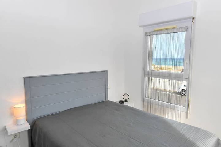 A seafront dream with garden and private parking. in Saint-Cyprien-Plage, Saint-Cyprien
