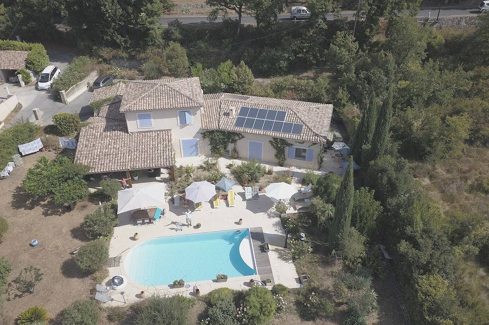 Entire apartment, Single storey studio, private swimming pool, secure parking in Callian, Draguignan region