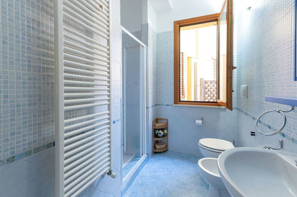 Appartement entier, Confortable appartement pour 5 personnes avec Wifi, climatisation, Tv, patio et animaux admis in Scarlino, Province de Grosseto