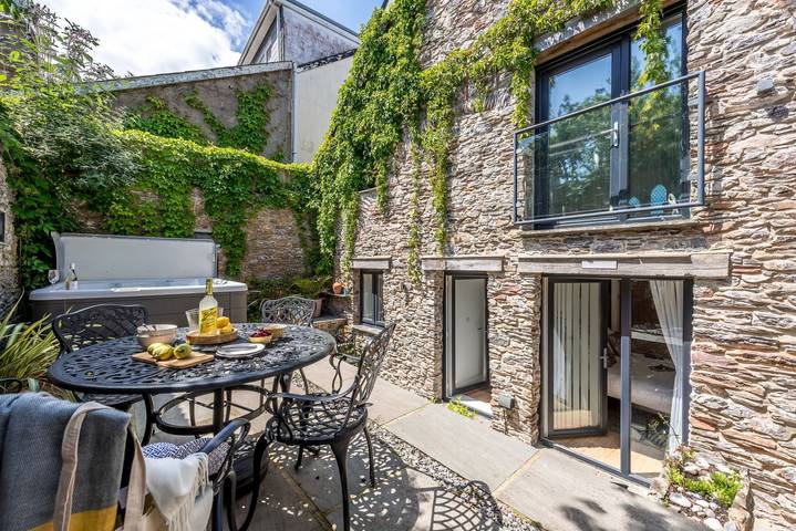 Cottage for 8 people, with hot tub and garden, with pets in Brixham