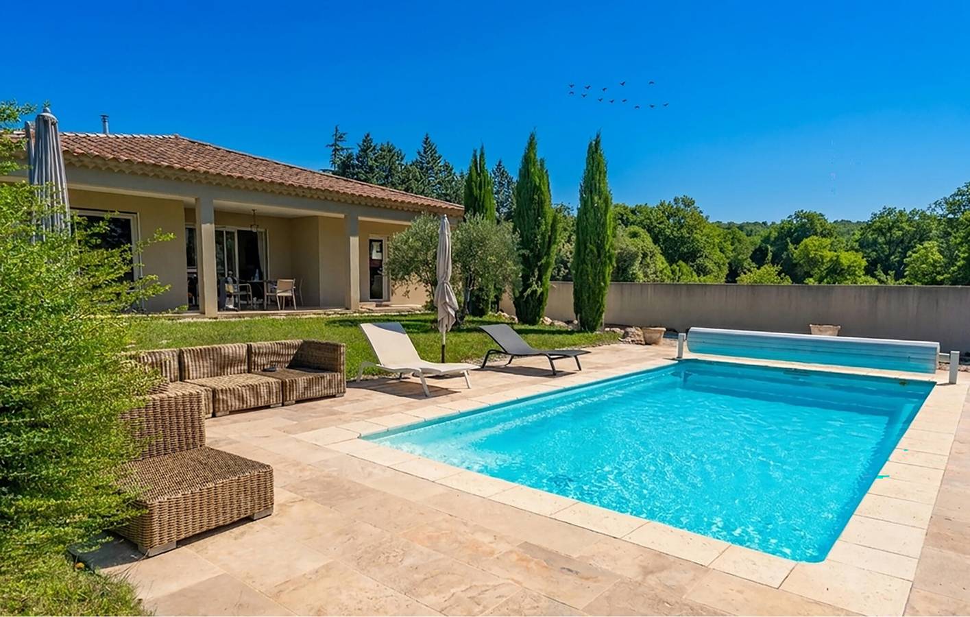 Cozy Apartment with Pool & Garden, 2km from Saumane-de-Vaucluse Center in Saumane-de-Vaucluse, Vaucluse