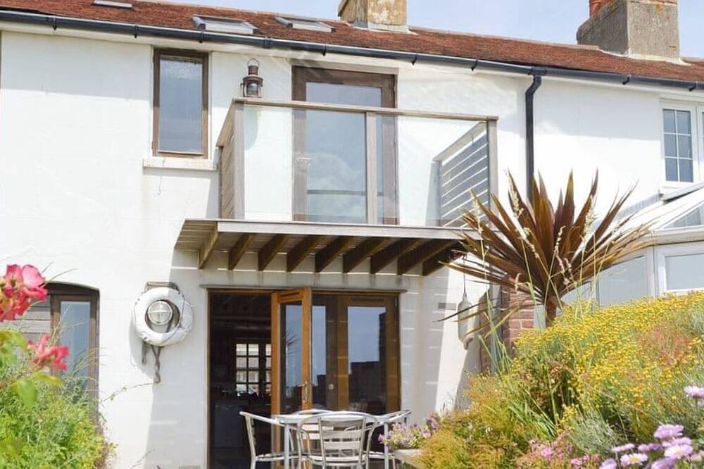 Stylish beach retreat with sunset views. in Fareham, Hampshire