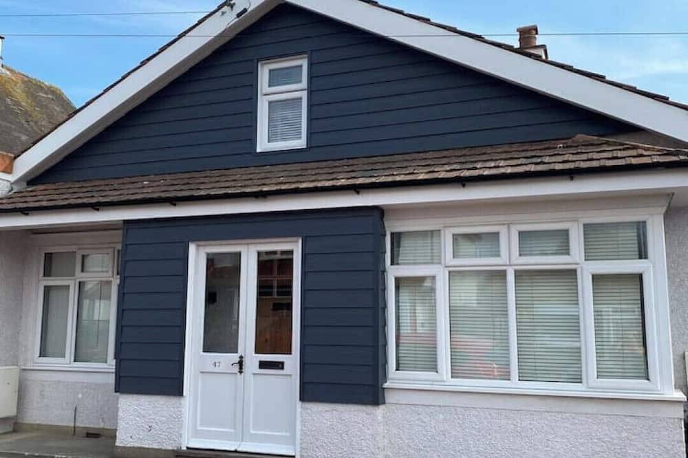 Spacious beach bungalow, less than 5 minutes walk to the beach in Bognor Regis, West Sussex