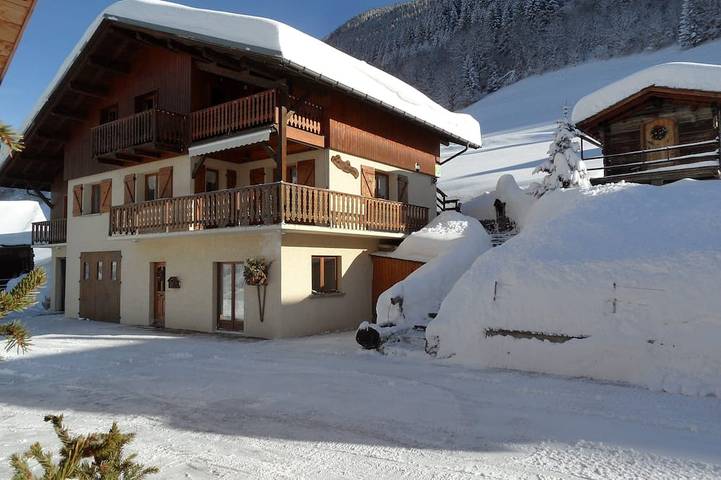 Location de vacances pour 8 personnes, avec balcon dans Arêches