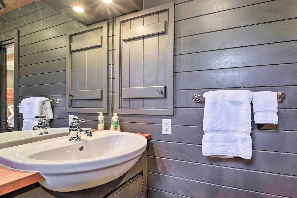 Mirror Lake Cabin ~ 1 Mi to Dtwn Highlands! in Highlands (NC), Macon County