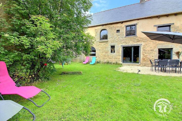Gîte pour 10 personnes, avec Terrasse ainsi que Jardin et Vue à Plumaudan