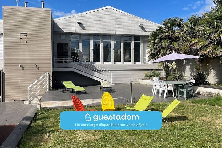 Location de vacances pour 12 personnes, avec Jardin et Piscine à Saint-Hilaire-de-Chaléons