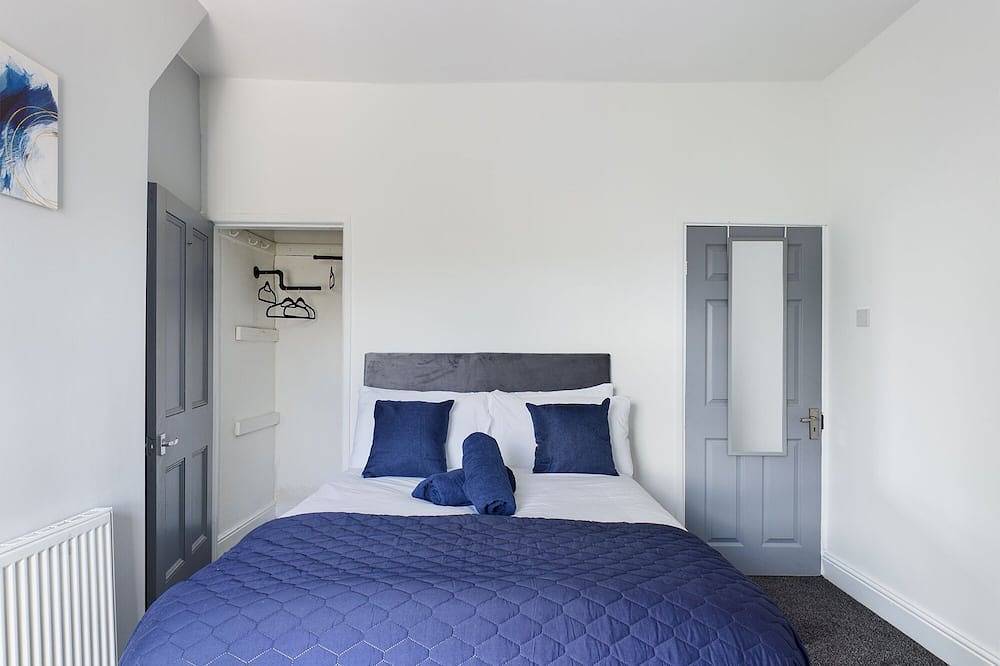 Whitmore House By Rmr Accommodations - Newly Refurbed - Modern -Parking -Central in Stoke-on-Trent, Midlands