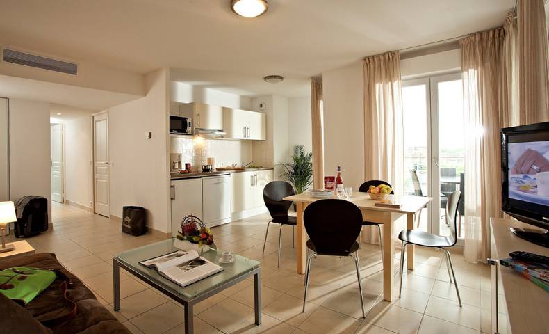 Ferienwohnung für 6 Personen, mit Balkon und Pool in Cagnes-sur-Mer