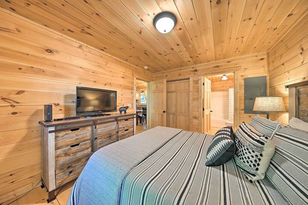 Blue Ridge Hideaway w/ Fire Pit & Mtn Views! in Cherry Log, Chattahoochee National Forest