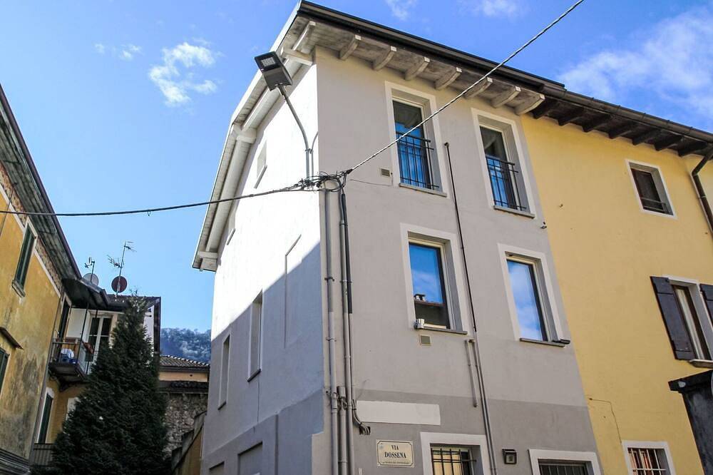 Ganze Wohnung, Gemütliche Wohnung für 3 Gäste mit Tv, Balkon, Haustiere erlaubt und Parkplatz in Lavena Ponte Tresa, Luganer See (Lombardei)