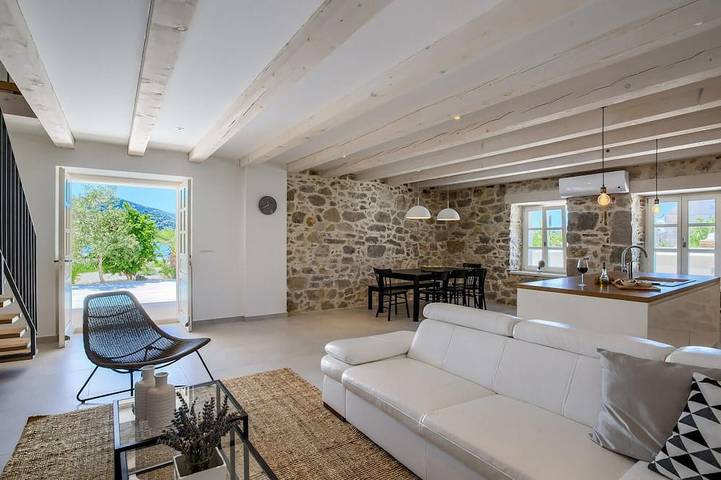 Beach front home in Preko in Sutomiscica, Ugljan Island