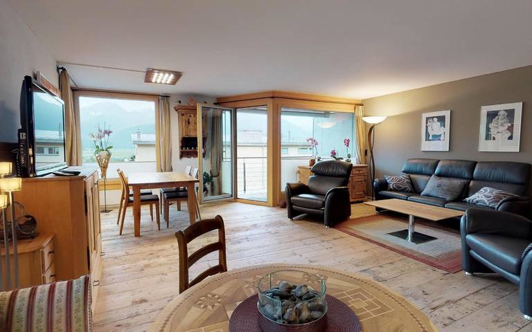 Ferienwohnung für 6 Personen, mit Balkon und Ausblick in Samedan