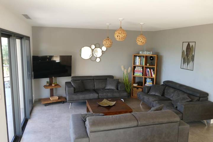 Location de vacances pour 8 personnes, avec vue ainsi que vue sur le lac et jardin à Liausson - 2