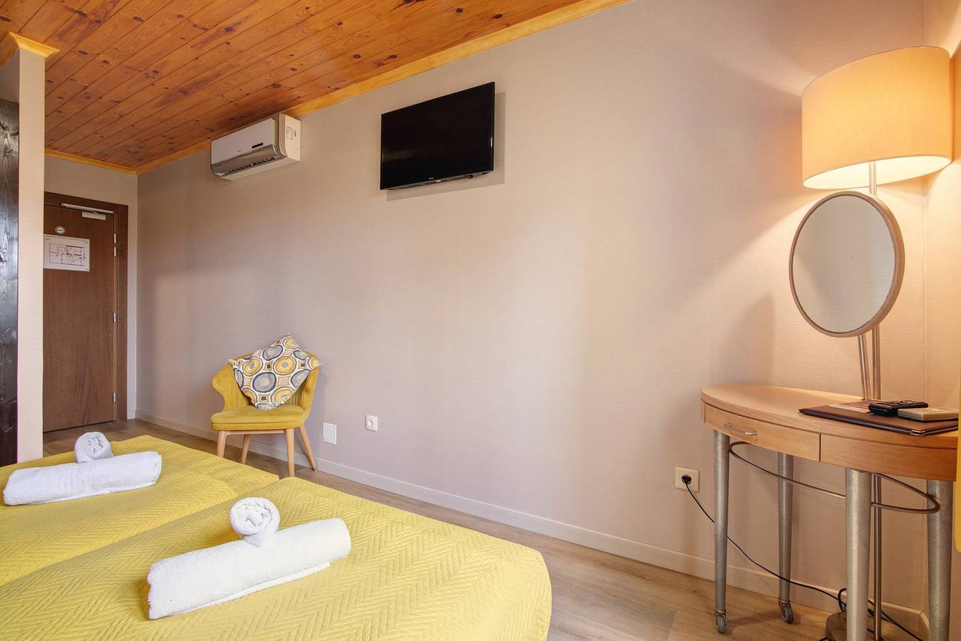 Entire apartment, Apartment 'Quarto Twin 204' with Shared Terrace, Wi-Fi and Air Conditioning in São Pedro, Faro